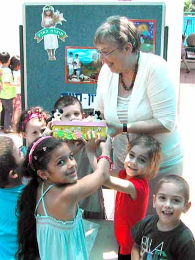 The children with the Chairman of the Society, Ms. Hilma Shmoshkovitz