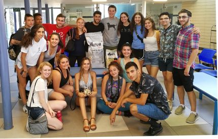 קבוצה מתוכנית מסע באגודת צער בעלי חיים בישראל
