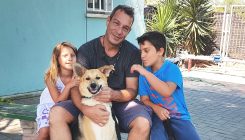 משפחת פרחי עם הכלבה זואי - אגודת צער בעלי חיים בישראל