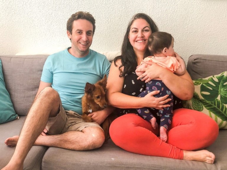 תמונה משפחתית: ענבל וליאור אייזלר עם בתם זואי והכלב צ'נדלר. צילום באדיבות המשפחה