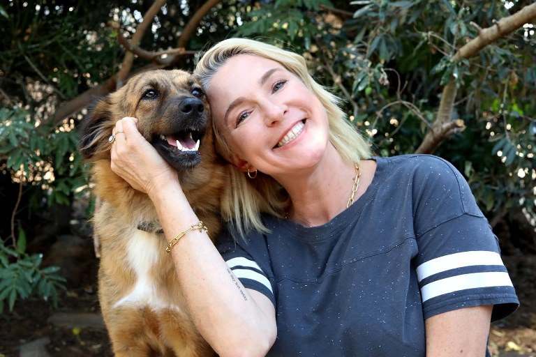 מיה דגן עם הכלבה ג'סיקה, צילומי הסדרה "שקשוקה" - אגודת צער בעלי חיים בישראל
