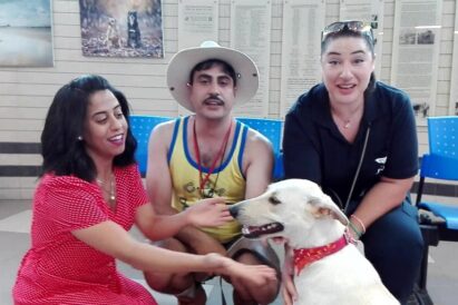 עדי חבשוש, שני קליין ואמיר שורש עם הכלב אסטרו, צילומי הסדרה "שקשוקה" - אגודת צער בעלי חיים בישראל