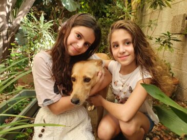 עלמה גרטי ונטע אלבק מכרו צמידים למען בעלי החיים - אגודת צער בעלי חיים בישראל - תמונה באדיבות המשפחה
