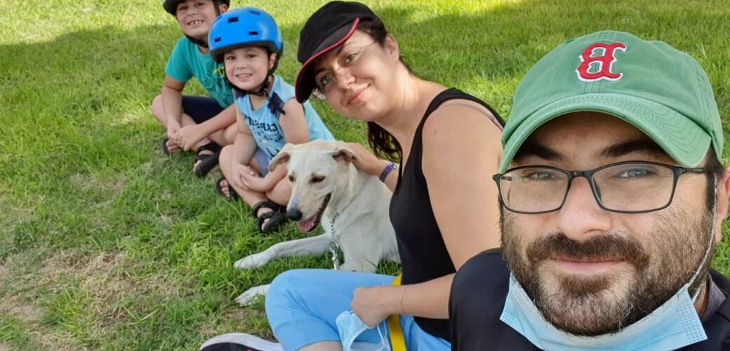 משפחת גור עם אסטרו - אגודת צער בעלי חיים בישראל - תמונה באדיבות המשפחה